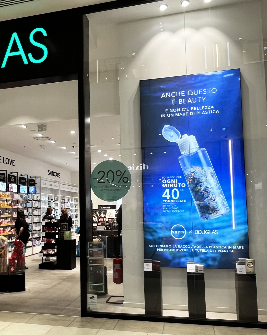 DOUGLAS-ESG-Ogyre Campaign-Mar26-Standard Shopwindow-01