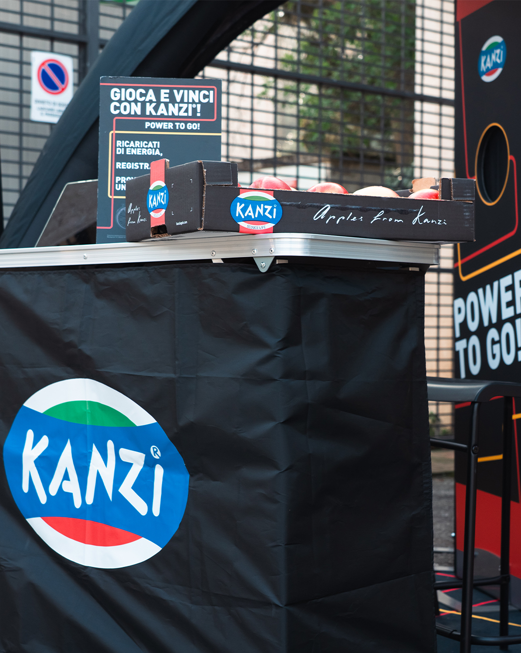 KANZI-PowerToGo-Closeup-Stand-02